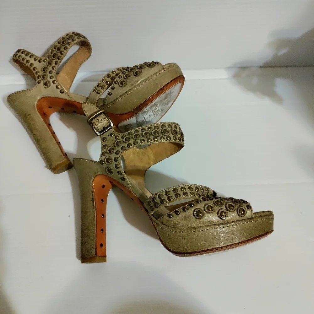 Frye Samantha Disc ankle Seam Peep Toe Heels Platform studded Sandals beige 7M